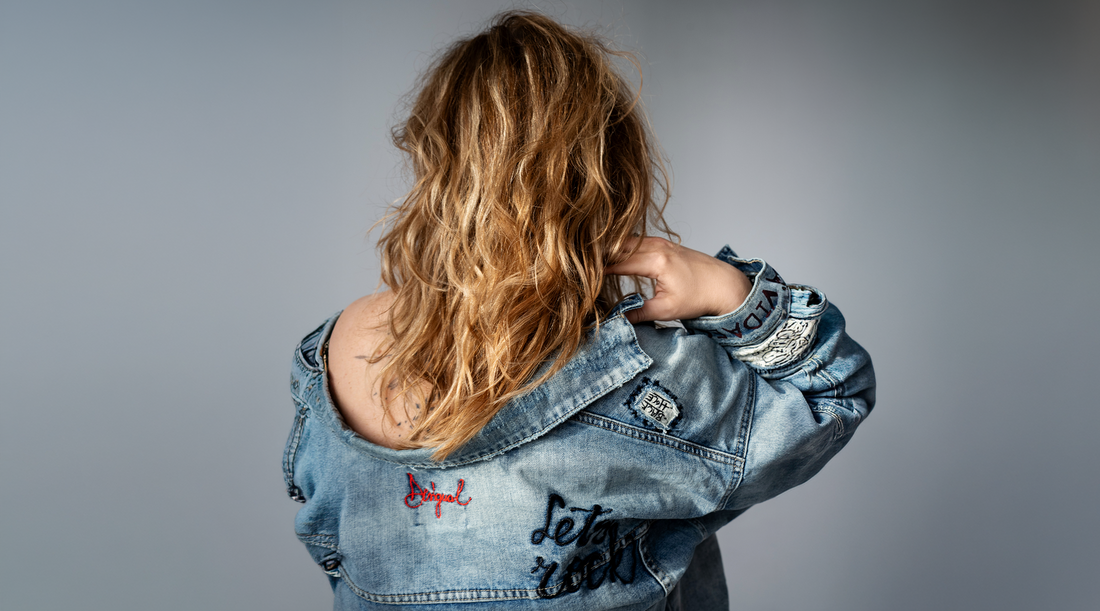 „Heatless curls“: kai garbanos be karščio dar nereiškia sveikų plaukų